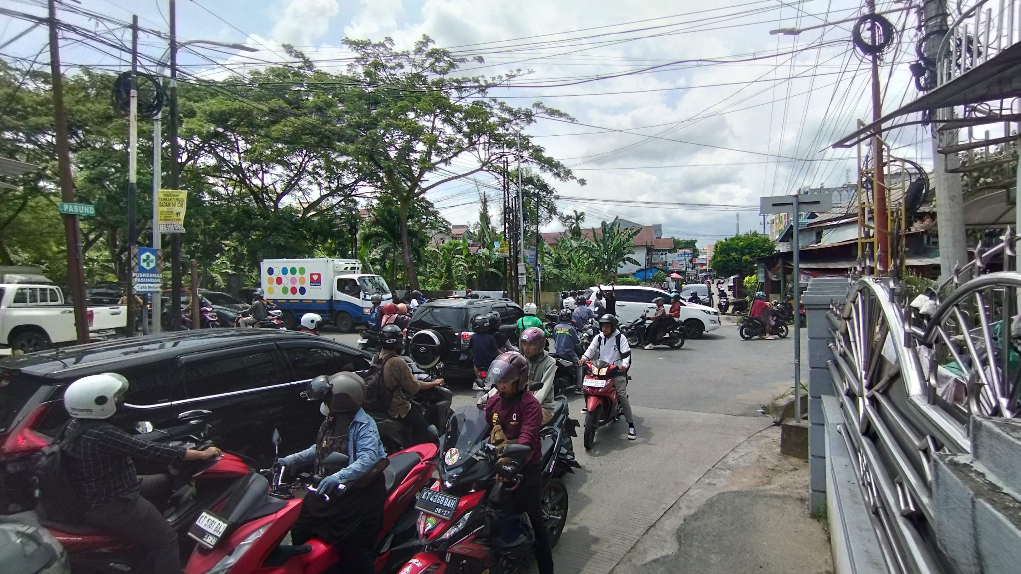JALUR ALTERNATIF: Kondisi simpang Jalan KS Tubun Dalam-Jalan Pasundan, Samarinda Ulu, menjadi salah satu titik kemacetan terutama saat siang hingga sore.