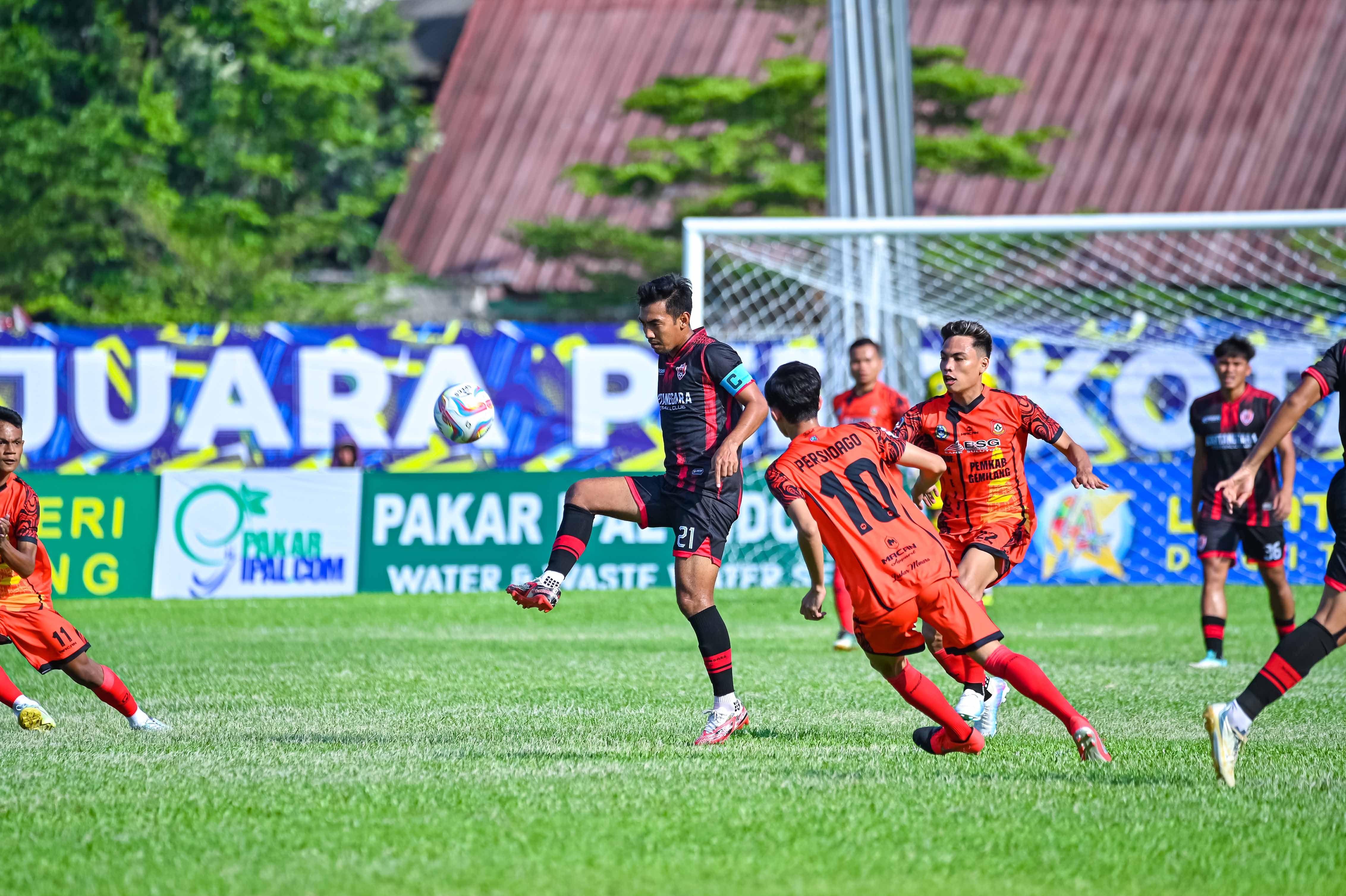 AWAL MENJANJIKAN: Pemain Kartanegara FC Chaidir Alfionesa (hitam) berhasil memetik dua kemenangan di babak 80 besar Liga 3 Nasional.