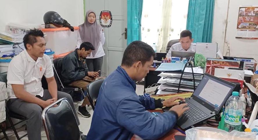 PENDAFTARAN : Staf Bagian Hukum dan SDM KPU Kotim sedang mengecek berkas persyaratan administrasi yang diserahkan pendaftar di Kantor KPU Kotim Jalan HM Arsyad
