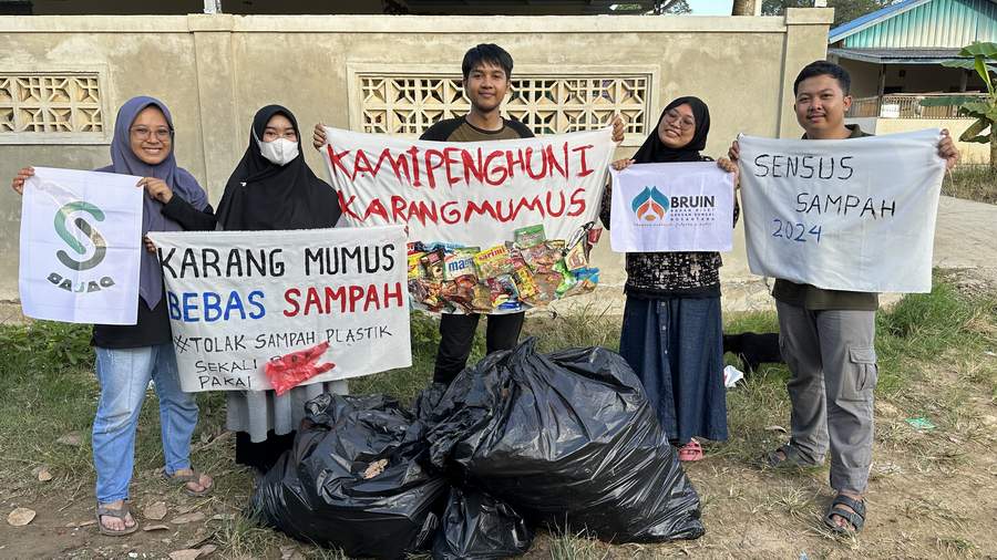 KERJA SAMA: Pursatul Faradillah (kedua kanan) bersama tim Komunitas Sajag setelah mendata sampah di bantaran Sungai Karang Mumus, Sabtu (27/4) lalu.