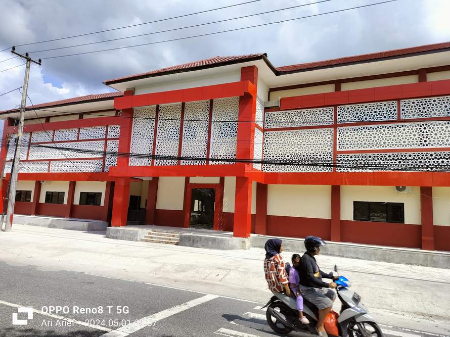 DEADLINE: Warga bersepeda motor melintasi depan Gedung SD 026 Penajam, PPU, yang tahap akhir pembangunannya ditangani secara swakelola ini diberi tenggat waktu tiga minggu harus rampung.(ari/kp)