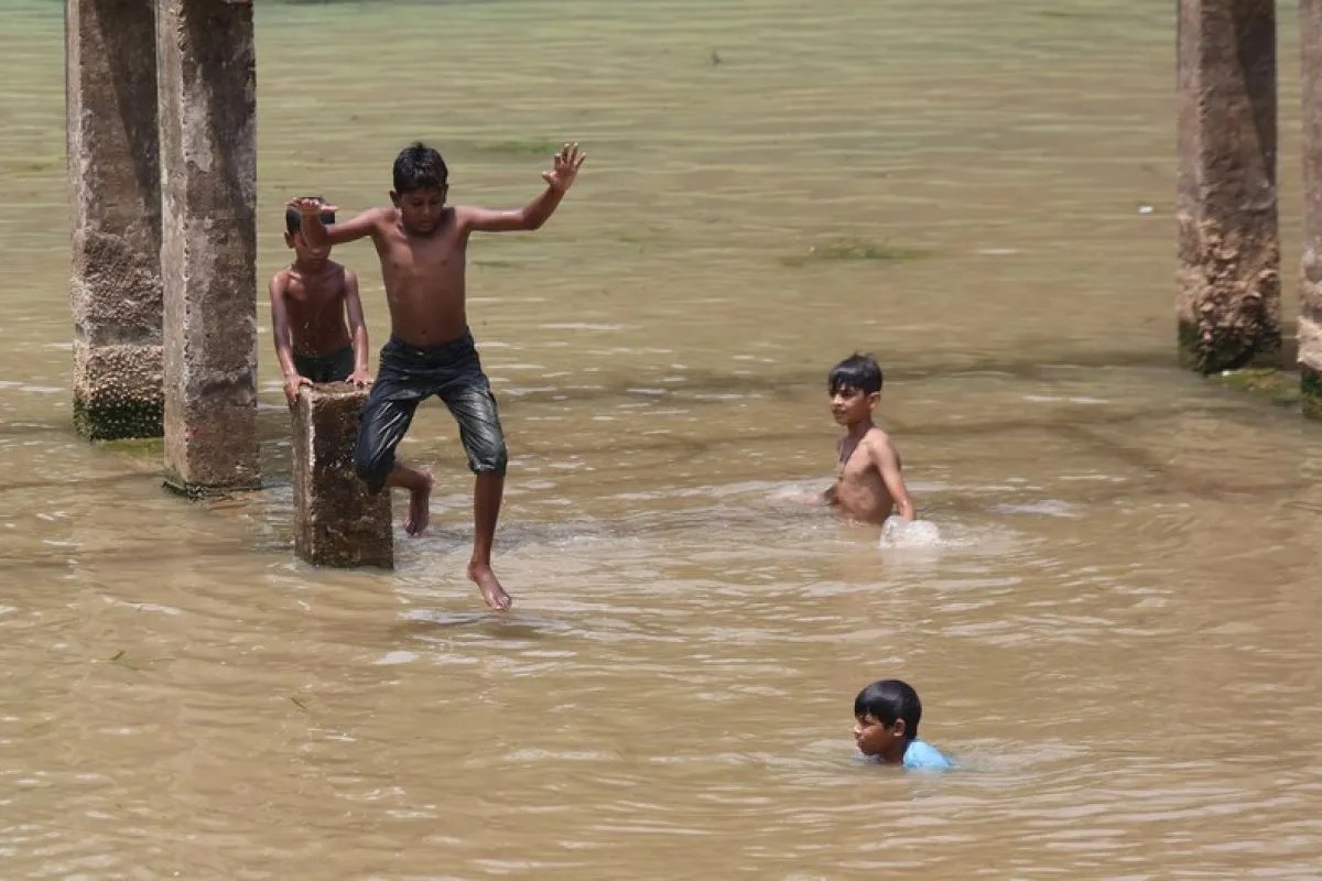 Bangladesh mencatatkan rekor suhu ekstrem tahun ini saat gelombang panas melanda sebagian besar wilayah di negara Asia Selatan itu.