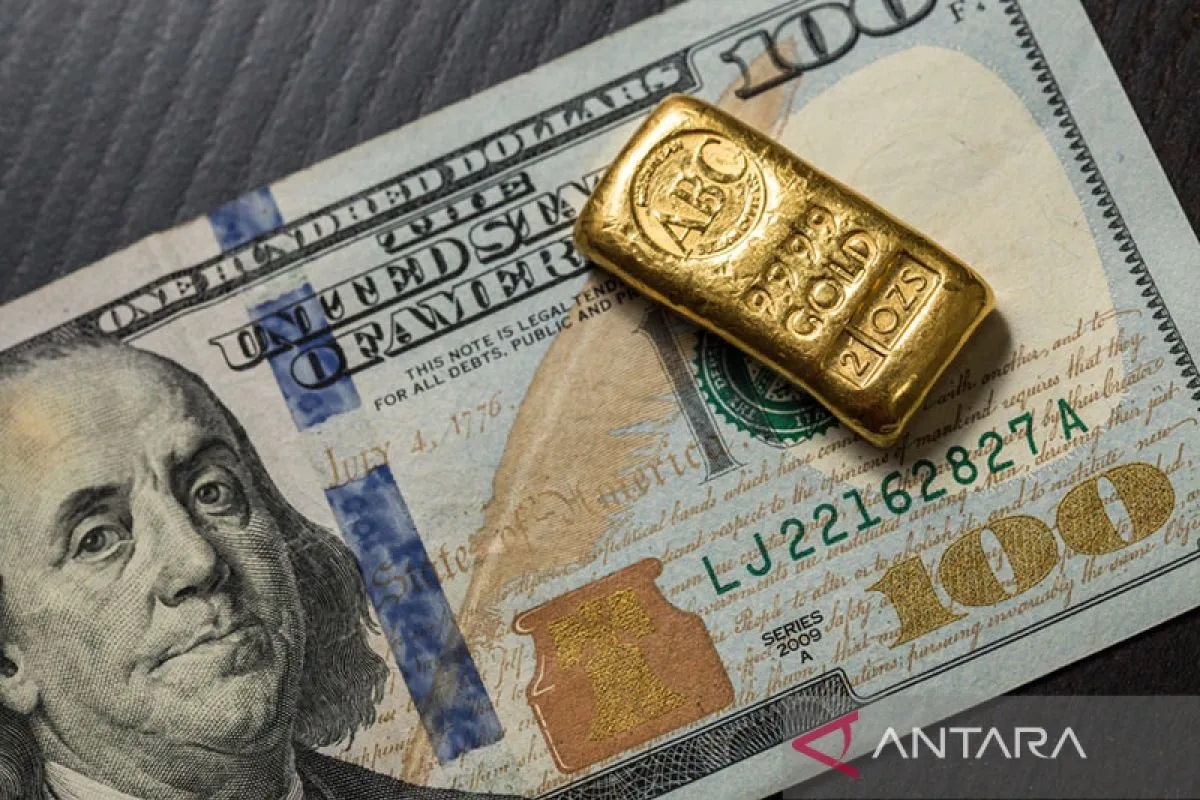 Ilustrasi emas batangan dengan uang kertas 100 Dolar AS. ANTARA/Shutterstock/pri.