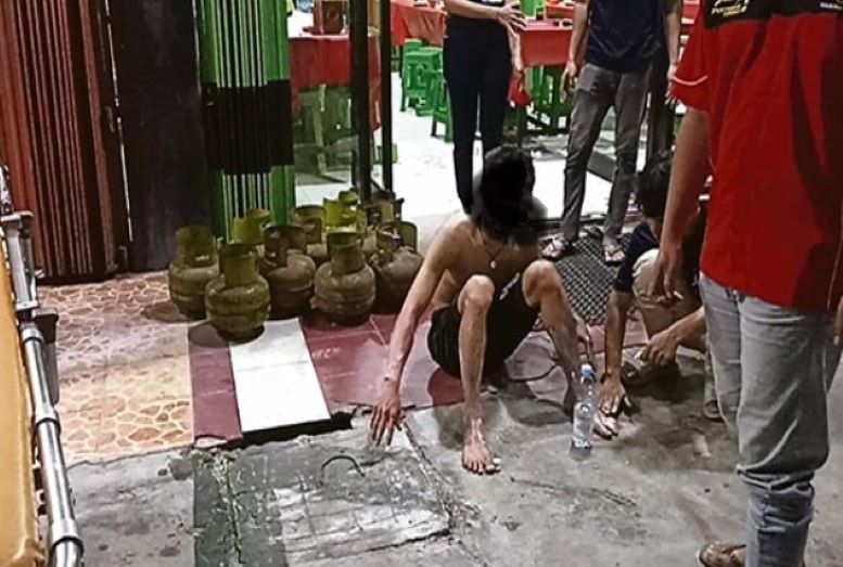 KECELAKAAN: Proses evakuasi korban luka bakar akibat seal tabung gas bocor di rumah makan Seafood Surabaya 031, Jalan G Obos induk seberang SPBU Kota Palangkaraya, Selasa (30/4/2024) malam.