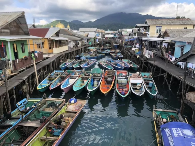 WARNA-WARNI: Deretan kapal nelayan di Desa Rampa Lama, Kecamatan Pulau Laut Utara, Kotabaru (FOTO: JUMAIN/RADAR BANJARMASIN)