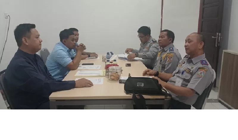 KLARIFIKASI: Kepala Dishub Balikpapan Adwar Skenda Putra memenuhi panggilan Kepala Kanwil V KPPU Samarinda Fisika Yuniawan Andriyanto di Samarinda, Selasa (30/4).&nbsp;&nbsp;KANWIL V KPPU SAMARINDA&nbsp;