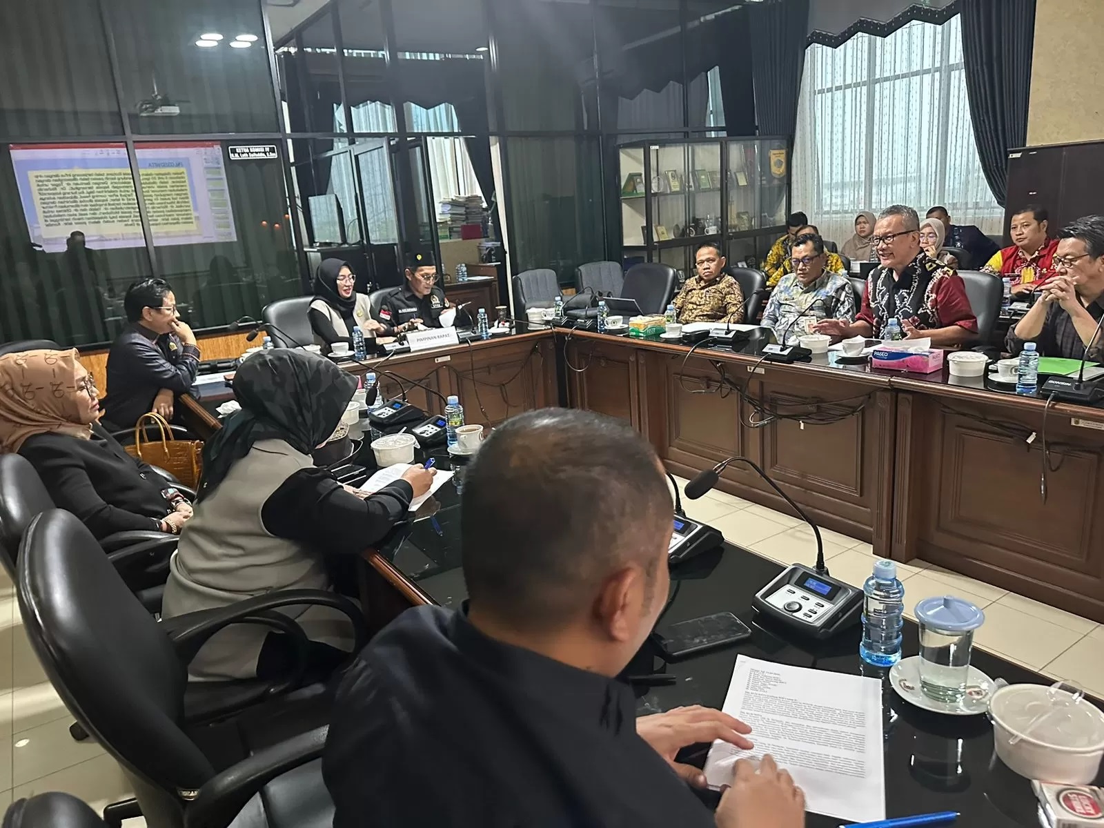 DIPANGGIL: Jajaran RSUD Ulin menjelaskan kronologis meninggalnya bayi dengan kepala tertinggal saat melahirkan kepada Komisi IV DPRD Kalsel, Kamis (2/5)|(Foto: Muhammad Oscar Fraby/Radar Banjarmasin)