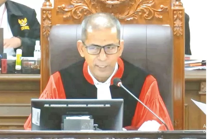 LANJUT PEKAN DEPAN: Hakim Konstitusi Saldi Isra memimpin Panel 2 PHPU DPR RI Dapil Kaltim yang digelar di lantai empat Gedung 2 MK, Jakarta, Selasa (30/4).