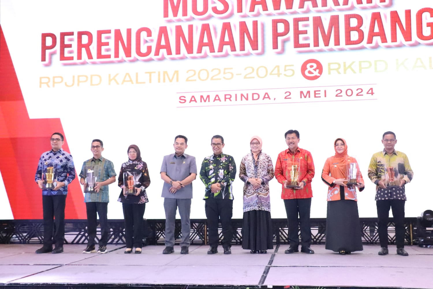 APRESIASI: Penjabat Gubernur Kaltim Akmal Malik menyerahkan penghargaan kepada enam kepala daerah di Hotel Mercure Samarinda, Kamis (2/5).