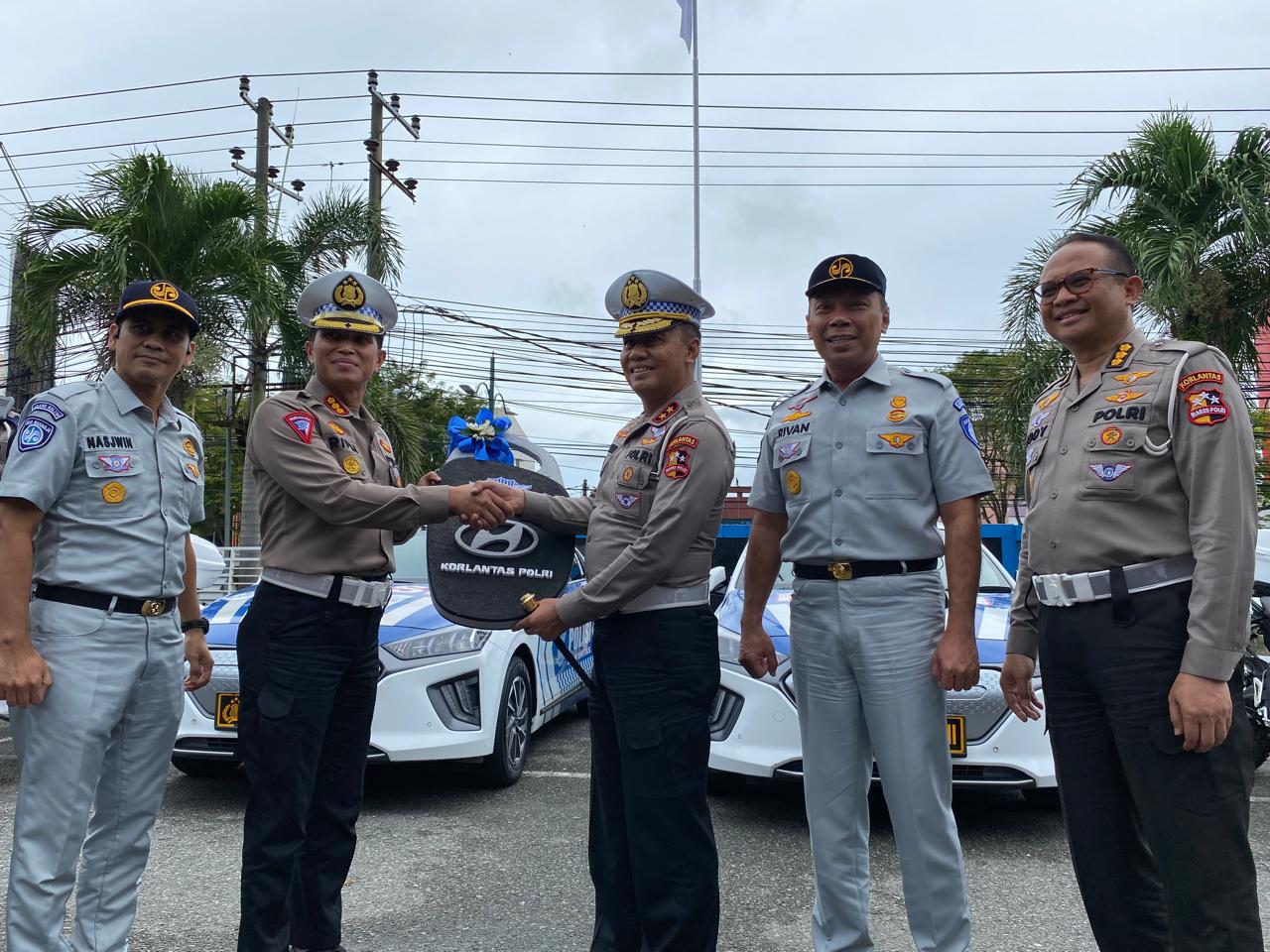 Kakorlantas Polri Irjen Aan Suhanan (tiga kiri) menyerahkan secara simbolis kendaraan listrik untuk keperluan pengamanan IKN kepada Dirlantas Polda Kaltim Kombes Rifki (dua kiri), Jumat (3/5) sore.
