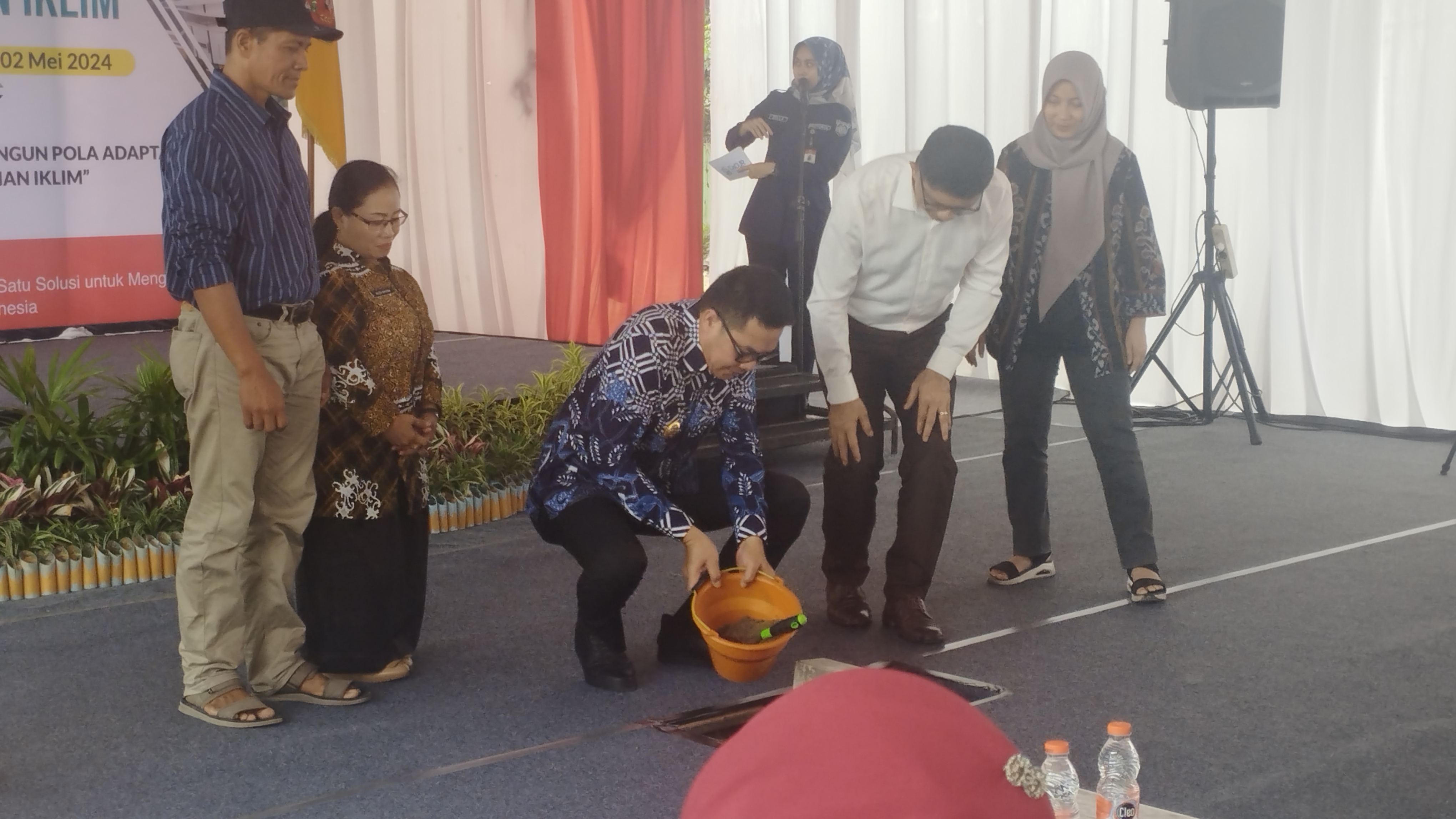 PERCONTOHAN: Wali Kota Samarinda Andi Harun (tengah) menuang semen di salah satu area dalam groundbreaking proyek Embracing The Sun dari Adaptation Fund di belakang Pasar Segiri, Kecamatan Samarinda U