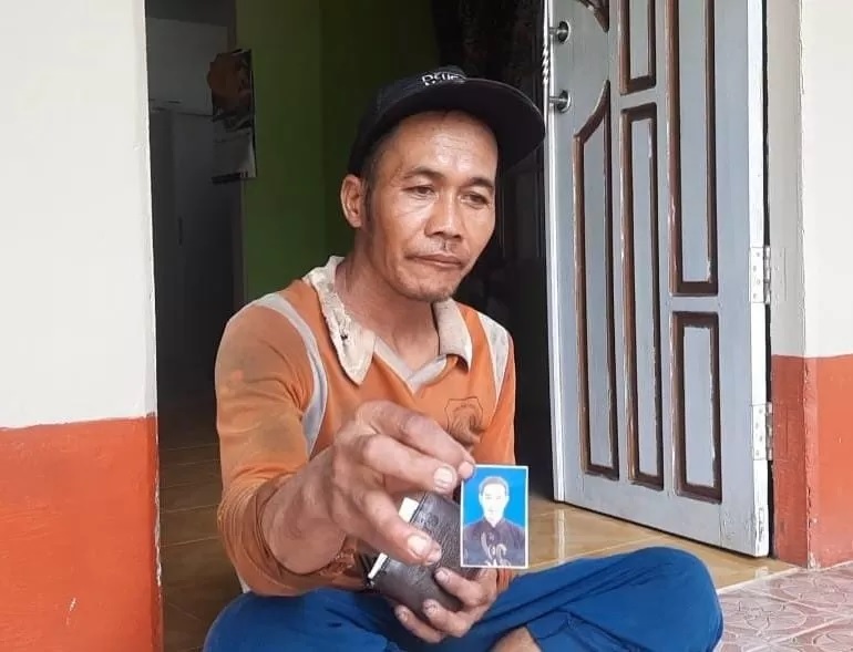 FOTO KORBAN: Keluarga korban saat menunjukkan foto almarhum Dimas yang menghebohkan masyarakat Sukadana. (Istimewa)