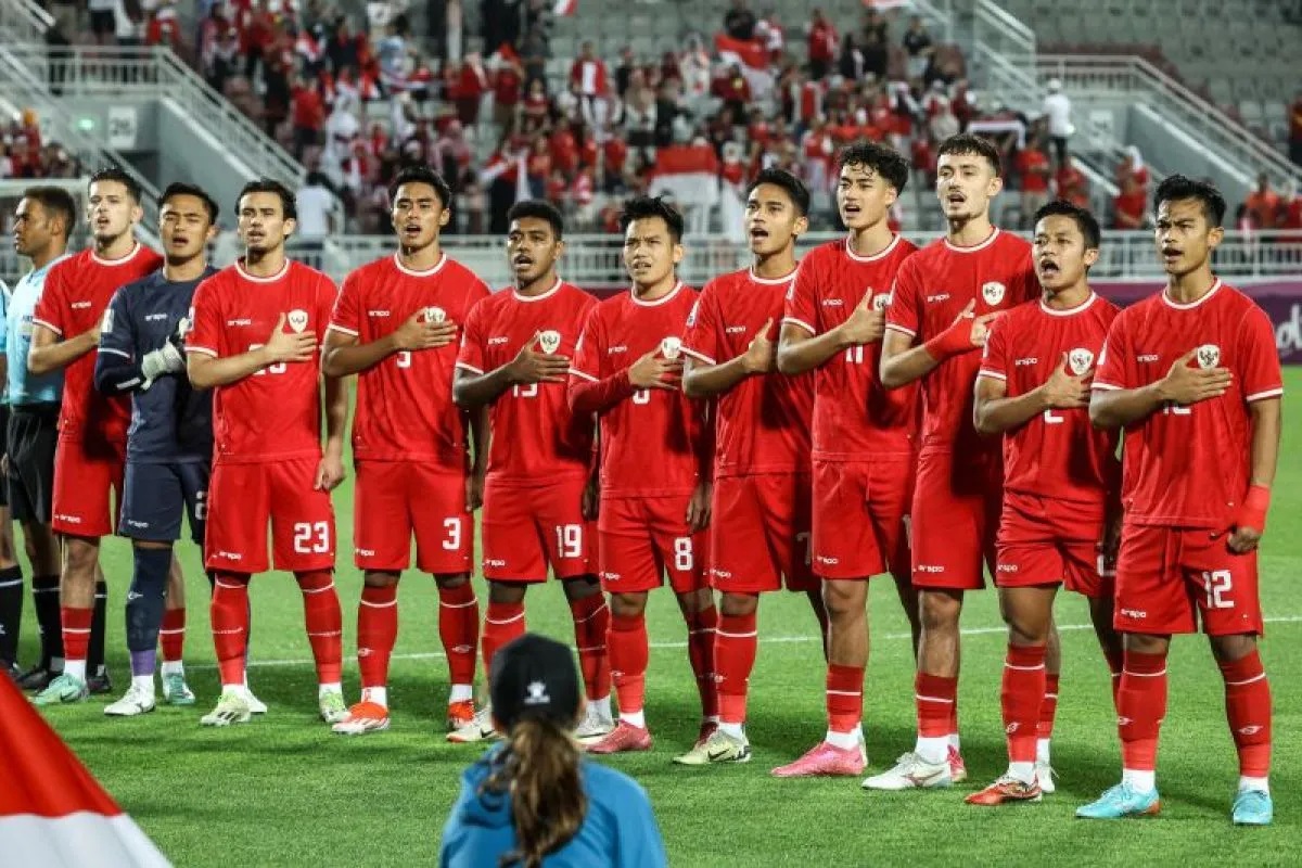 Skuad Indonesia U23 sebelum pertandingan perebutan tempat ketiga Piala Asia U23 2024 melawan Irak, di Stadion Abdullah Bin Khalifa di Doha, Qatar, pada 2 Mei 2024. ANTARA/AFP/KARIM JAAFAR