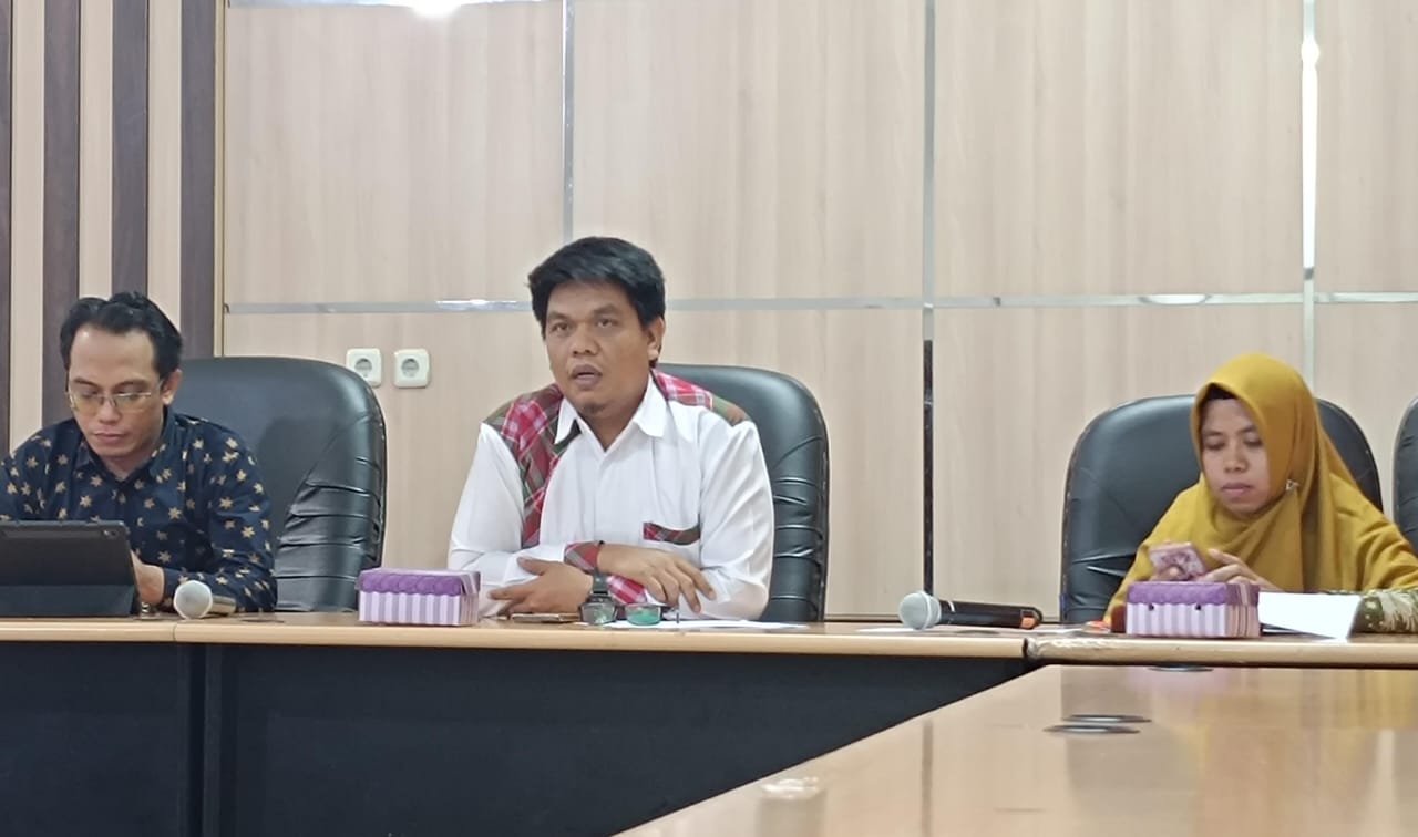 Firman Hidayat (tengah)