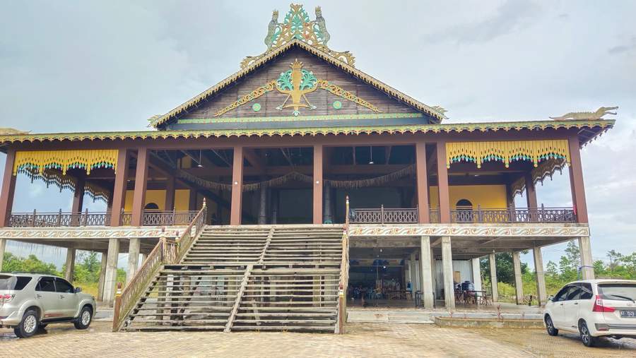 RUMAH SINGGAH: Rumah adat Paser PPU ini dijadikan rumah singgah gratis bagi pasien dan keluarganya yang berobat ke rumah sakit yang letaknya di depan rumah adat ini.(ari/kp)