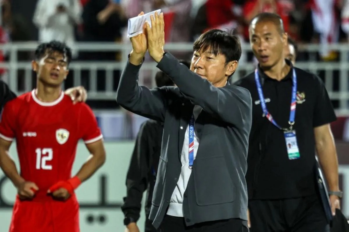 Pelatih Indonesia U23 Shin Tae-yong menyampaikan salut kepada penonton usai pertandingan perebutan tempat ketiga Piala Asia U23 antara Irak dan Indonesia di Stadion Abdullah Bin Khalifa di Doha.