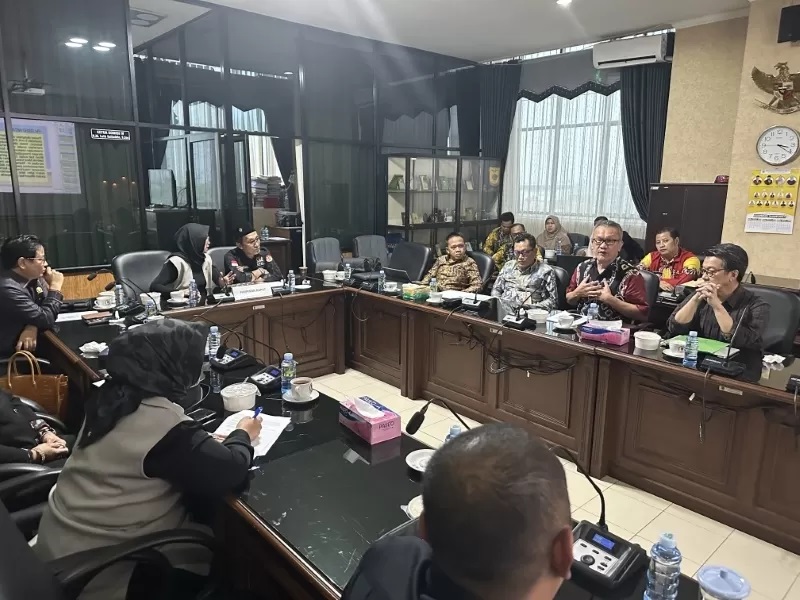 DIPANGGIL: Jajaran Direksi RSUD Ulin menjelaskan kronologis meninggalnya bayi dengan kepala tertinggal saat melahirkan kepada Komisi IV DPRD Kalsel, Kamis (2/5) (FOTO: M OSCAR FRABY/RADAR BANJARMASIN)