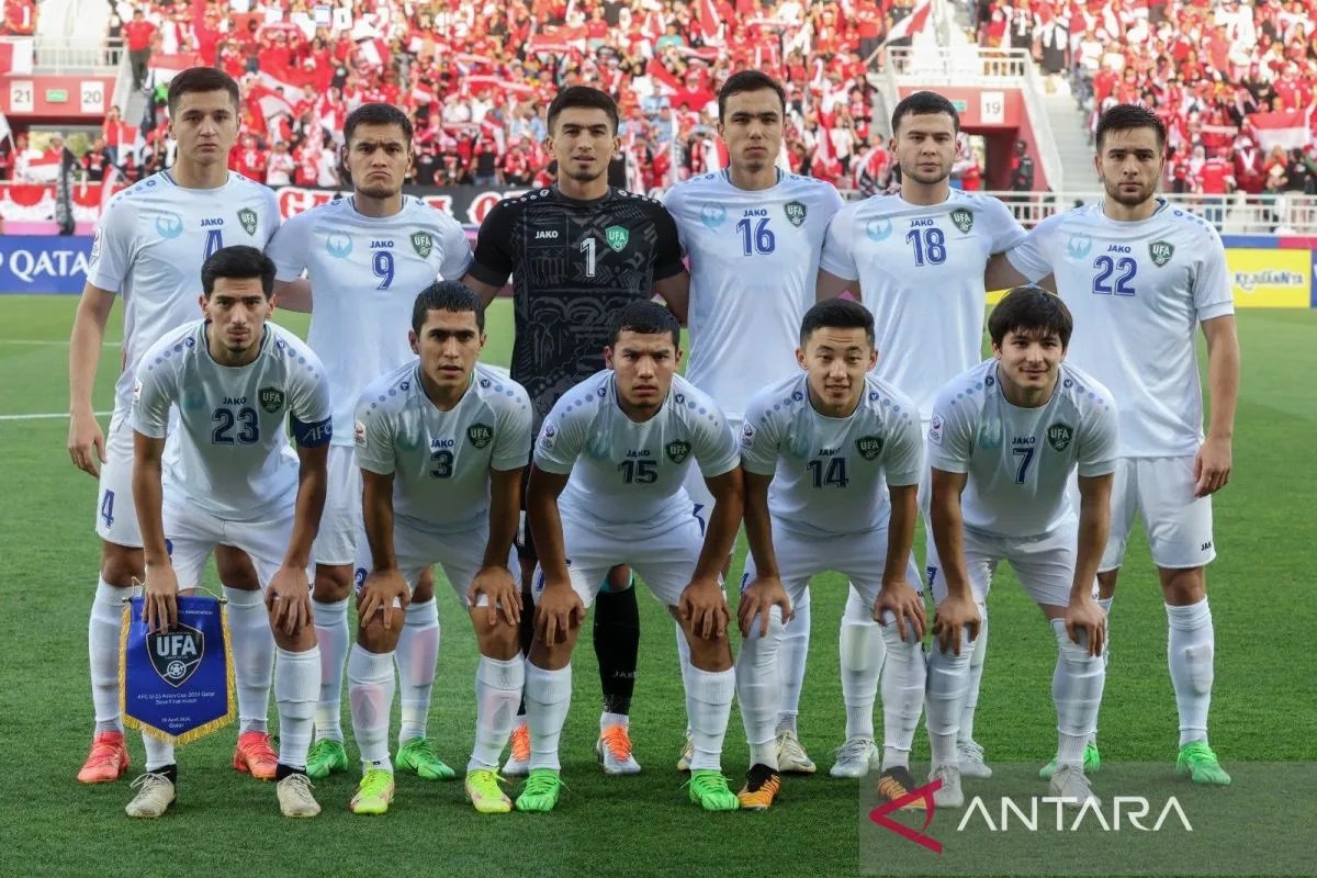 Para pemain Uzbekistan berpose untuk foto grup jelang laga semifinal Piala Asia U23 AFC Qatar 2024 antara Indonesia dan Uzbekistan di Stadion Abdullah Bin Khalifa di Doha pada Senin (29/4/2024).