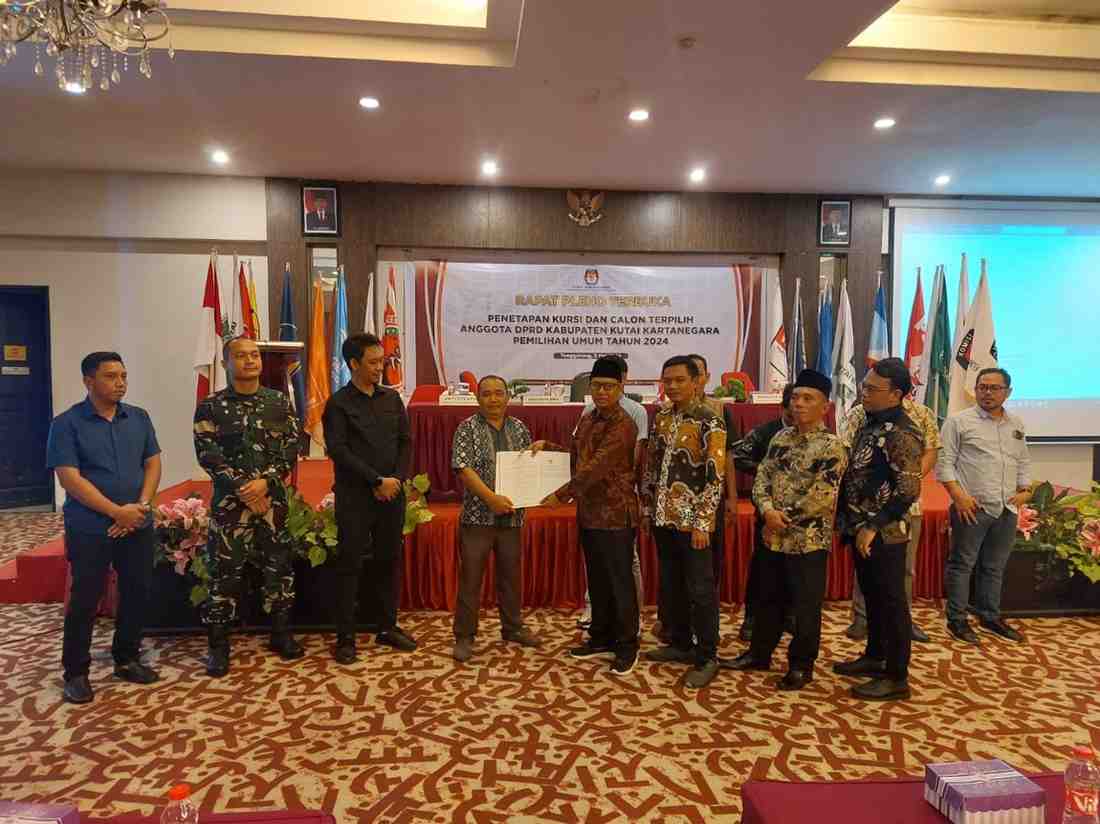 KPU Kukar menyerahkan berita acara rapat pleno terbuka penetapan kursi dan calon terpilih anggota DPRD Kukar hasil Pemilu Serentak 2024 (Elmo/Prokal.co)