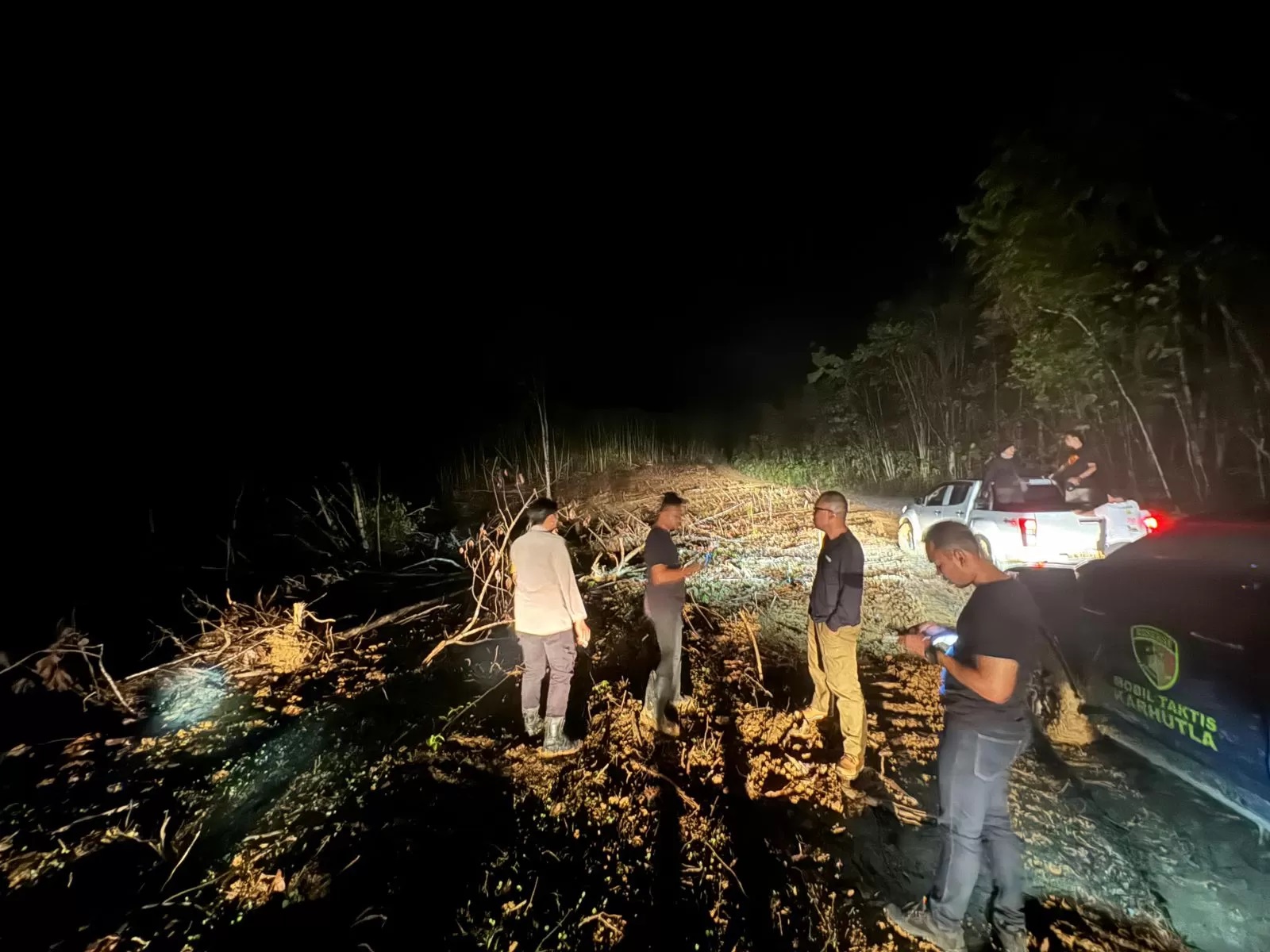 RAZIA PETI: Tim Polda Kalsel melalukan razia di lokasi yang diduga terjadi pertambangan ilegal di Tabalong belum lama tadi.(Foto: Ditreskrimsus Polda Kalsel untuk Radar Banjarmasin)