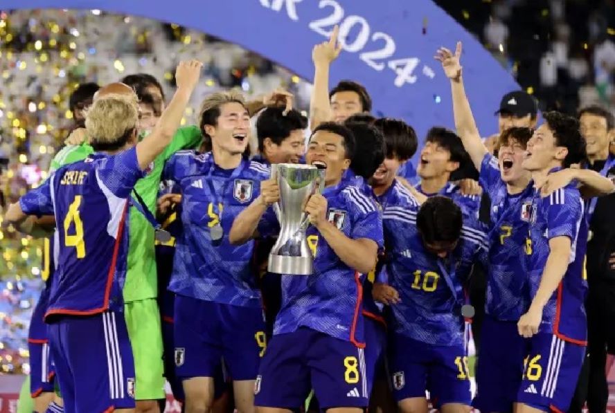 Joel Fujita selebrasi bersama rekannya setelah juara Piala Asia AFC U23 [Ibraheem Al Omari/Reuters]