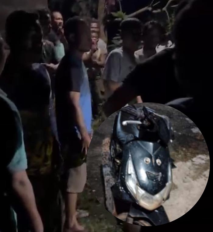 PENCURIAN: Puluhan warga mengamankan sepeda motor milik komplotan pelaku pencurian sarang walet di Cempaga Hulu, Kotim, Selasa (30/4/2024) malam. (ISTIMEWA/RADAR SAMPIT)