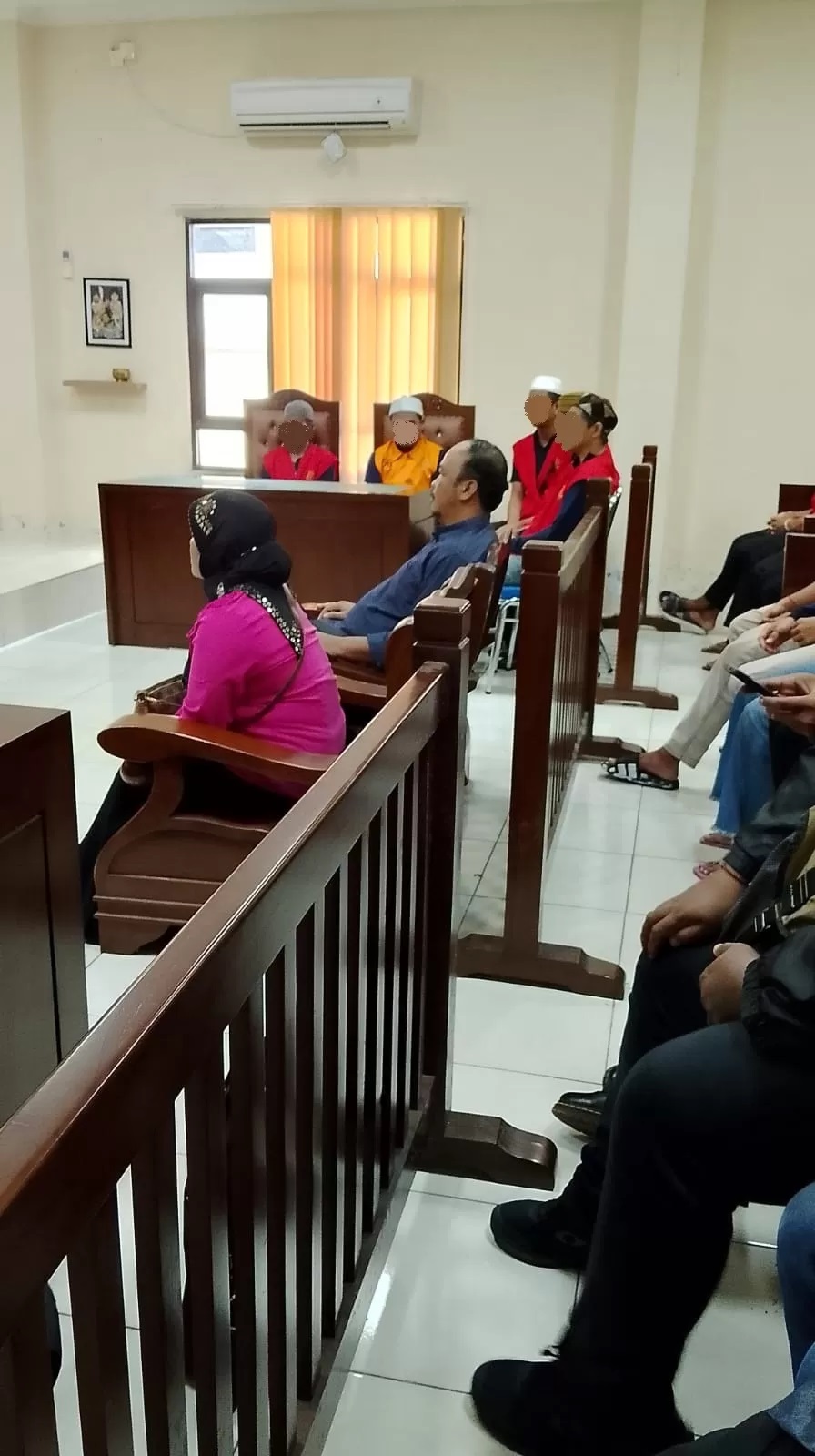 BERKOMPLOT: Lima karyawan (semua pakai rompi) yang menggelapkan barang perusahaan harus menjalani sidang di Pengadilan Negeri Balikpapan.MOESO/BALPOS