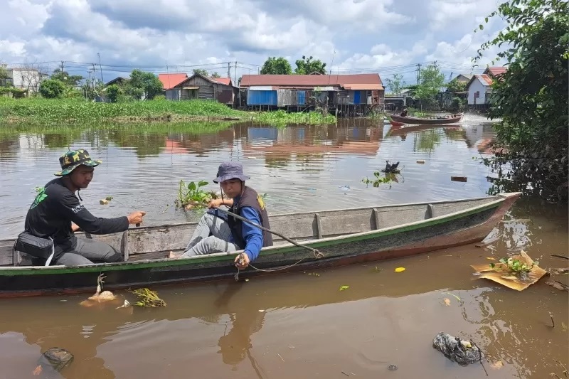 PERANGKAP: Warga Gang Safari, Ardiani memasang perangkap buaya di sungai dekat rumahnya. (FOTO: WAHYU RAMADHAN/RADAR BANJARMASIN)