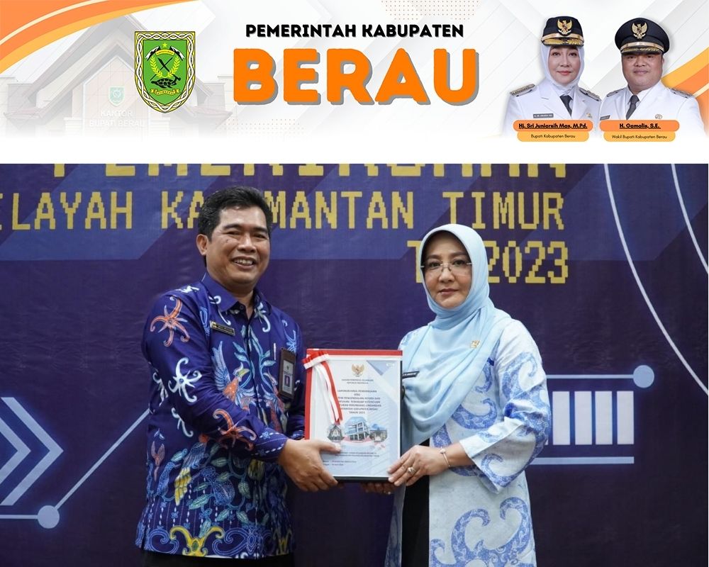 MEMBANGGAKAN: Bupati Berau Sri Juniarsih Mas (kanan) menerima LKPD dengan opini WTP.