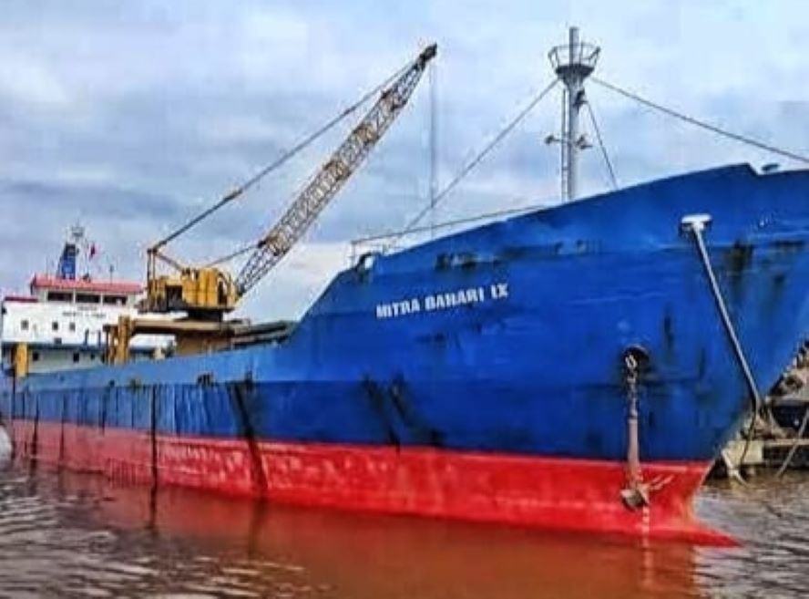 Kapal Cargo KM Mitra Bahari bermuatan pupuk mengalami kebocoran di perairan Tanjung Puting, Kabupaten Kotawaringin Barat, baru baru ini. (Istimewa)