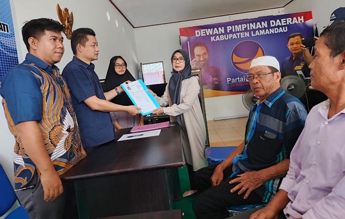 MENDAFTAR: Siti Hajar didampingi pendukungnya mengantarkan formulir pendaftaran bakal calon bupati/wakil bupati Lamandau ke Kantor DPD Nasdem Lamandau, Sabtu (4/5/2024). (RIA/RADAR SAMPIT)