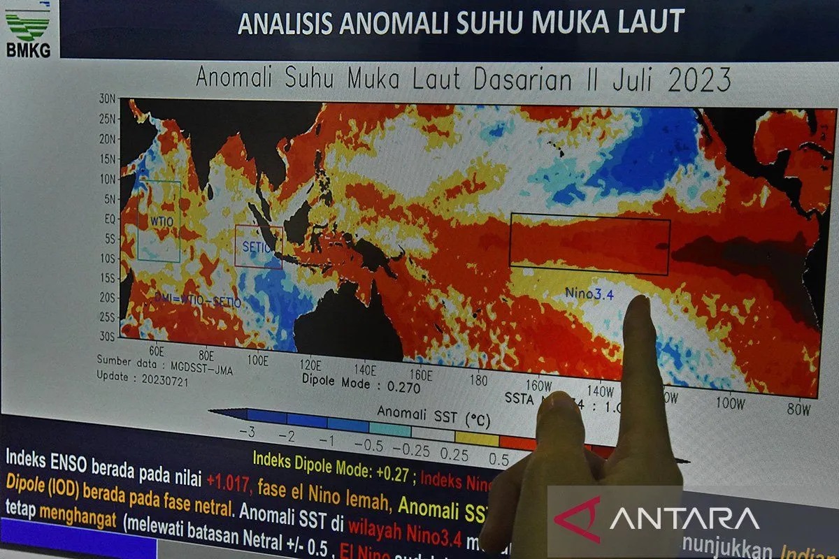 Ilustrasi - Petugas Badan Meteorologi, Klimatologi dan Geofisika (BMKG) Banten menunjukkan peta terkini aliran gelombang panas. ANTARA FOTO/Asep Fathulrahman/tom/aa.