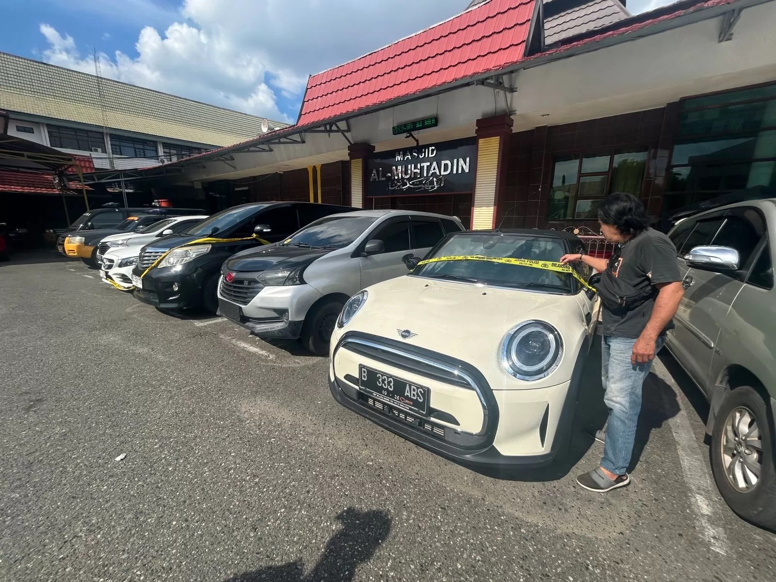 BARANG BUKTI: Mobil mewah kembali disita Ditreskrimum Polda Kalsel dari tangan tersangka investasi solar bodong, Fitriannor.(Foto: Muhammad Oscar Fraby/Radar Banjarmasin)