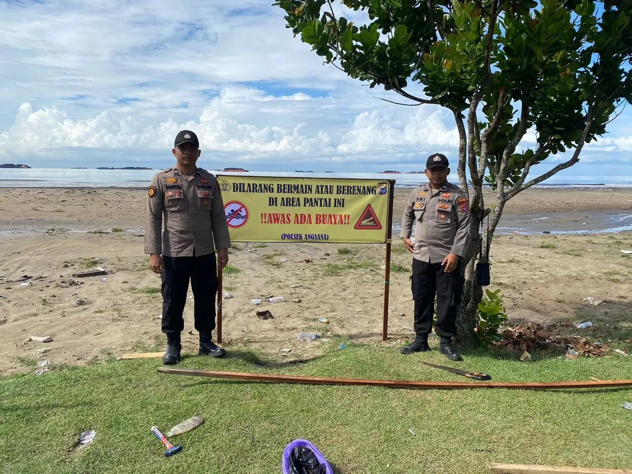 ADA BUAYA: Polsek Angsana memasang plang imbauan larangan berenang dan bermain di sekitar di Pantai Bunati, Angsana, Tanbu, Minggu (5/5/2024).(Foto: Polsek Angsana untuk Radar Banjarmasin)