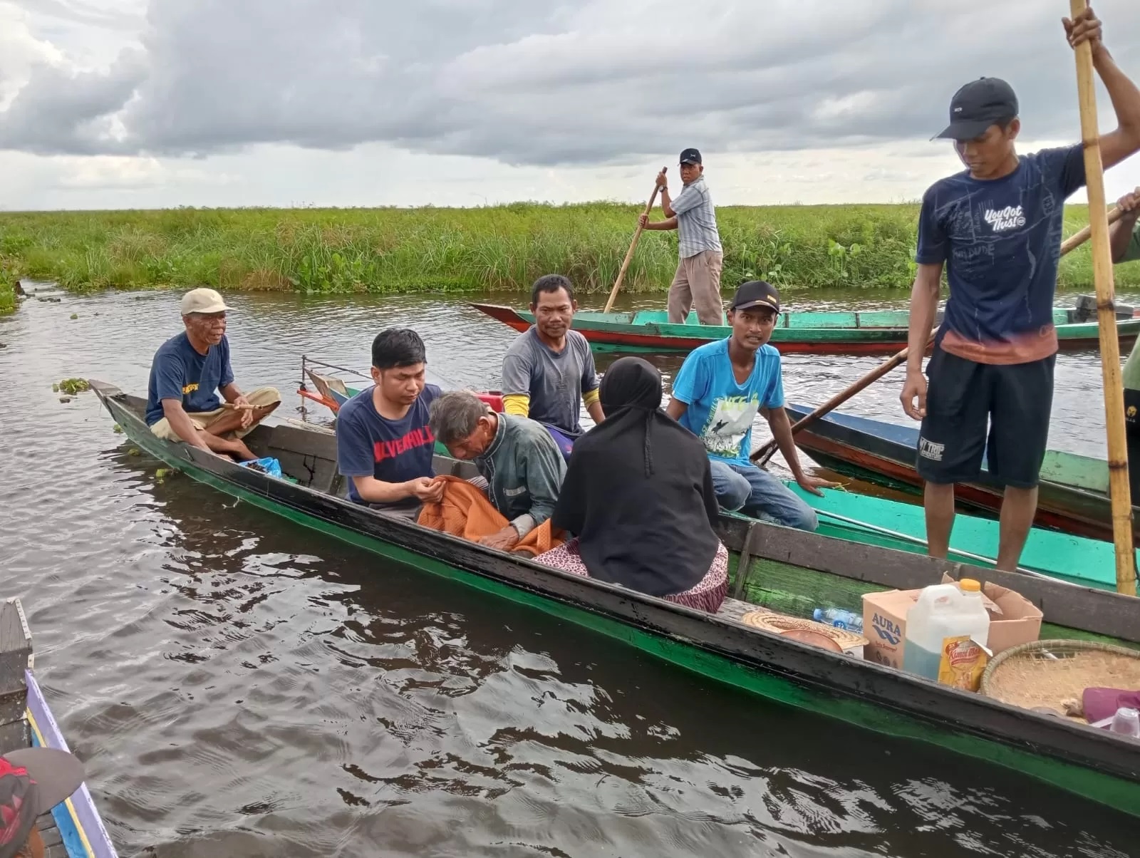 SELAMAT: Syahdan (74), warga Awang Landas yang tersesat di perairan rawa akhirnya berhasil ditemukan pada Minggu, (5/5/2024).(Foto: Relawan untuk Radar Banjarmasin)