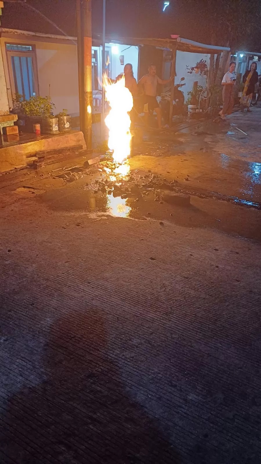MENYALA: Kebocoran pipa gas rumah tangga di Perumahan PKL membuat warga panik hingga meminta petugas terkait datang.