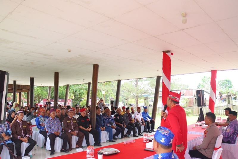 Rakerda DAD Kobar deklarasi Kamtibmas, menolak secara tegas aksi penjarahan sawit, yang digelar di rumah Betang Desa Pasir Panjang Minggu (5/5/2024)