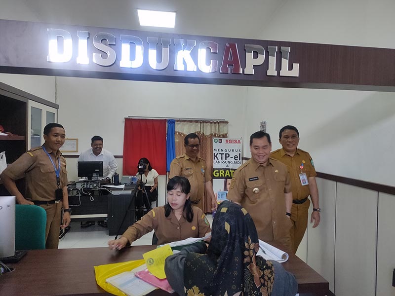 SIDAK : Bupati Kotim Halikinnor dan Sekda Kotim Fajrurrahman serta beberapa pejabat ASN Pemkab Kotim, saat mengunjungi salah satu kantor Organisasi Perangkat Daerah (OPD), baru-baru tadi. (Dok. YUNI)