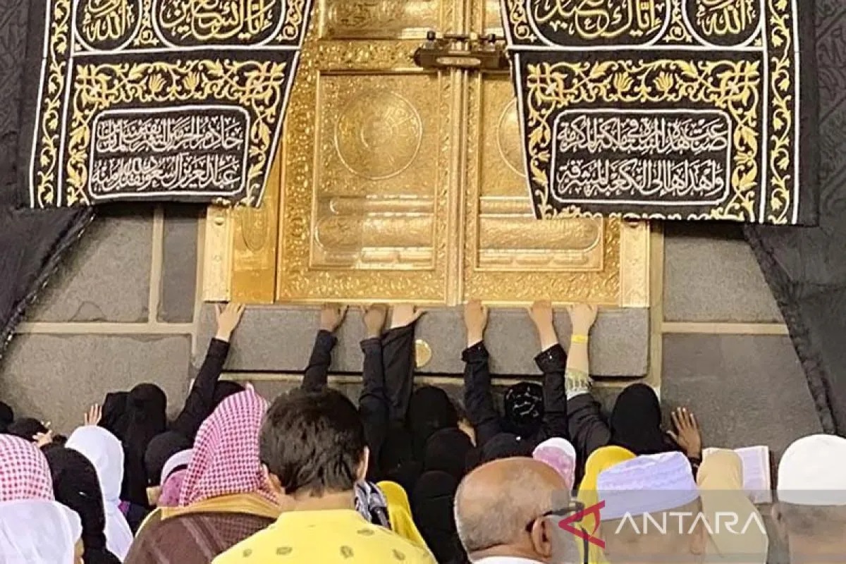 Sejumlah jemaah berusahakan mendekat dan menyentuh pintu Kakbah saat melakukan tawaf sunnah, berjalan mengelilingi Kakbah di Masjidil Haram, Makkah, Arab Saudi,, Kamis subuh (11/7/2019). ANTARA/Hanni