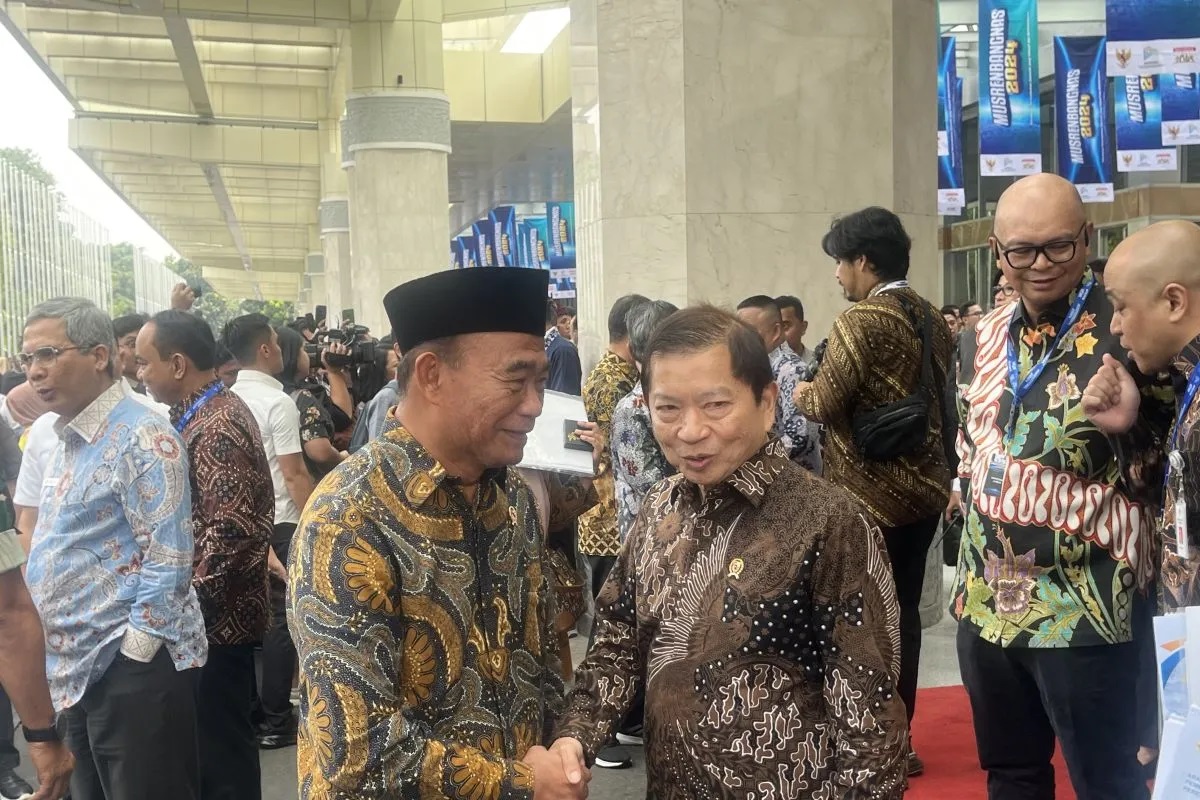Menteri PPN/Kepala Badan Perencanaan Pembangunan Nasional Suharso Monoarfa (kanan) tengah berbincang dengan Menko Bidang Pembangunan Manusia dan Kebudayaan Muhadjir Effendy.