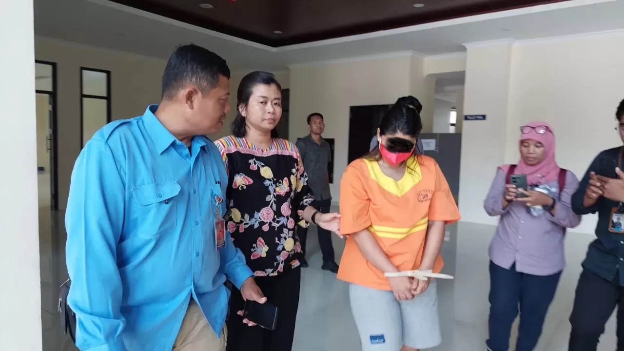 DICIDUK: Sebulan menjalankan bisnis haram mengedarkan narkoba, IRT berinisial SC diciduk Satresnarkoba Polresta Balikpapan.