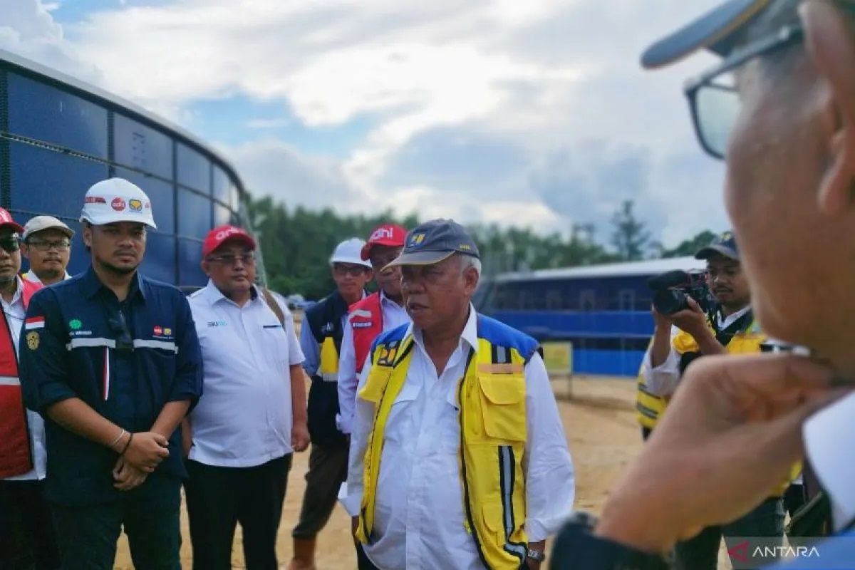 Menteri Pekerjaan Umum dan Perumahan Rakyat Basuki Hadimuljono saat meninjau reservoir di Kawasan Inti Pusat Pemerintahan (KIPP) IKN, Kaltim, Senin (6/5/2024). ANTARA/Muzdaffar Fauzan