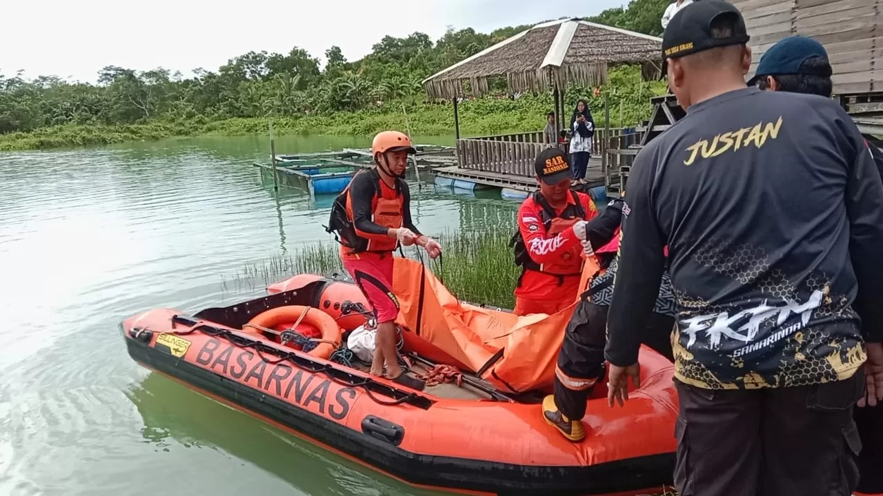 EVAKUASI: Korban Rindu Permatasari (12) dievakuasi Tim Basarnas Samarinda setelah ditemukan di dasar kolam bekas tambang sekitar pukul 15.19 Wita, Minggu (5/5).