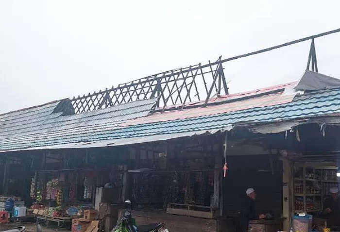 PERBAIKAN ATAP: Perumda Pasar Bauntung Batuah Martapura menargetkan perbaikan Pasar Bauntung Batuah selesai akhir Mei 2024.(Foto: Mada untuk Radar Banjarmasin)