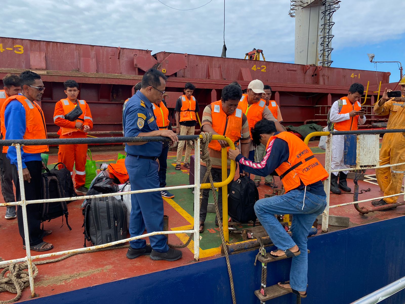 16 kru dan ABK KM Mitra Bahari dijemput oleh KSOP Kelas I Balikpapan, Selasa (7/5/2024) pagi.