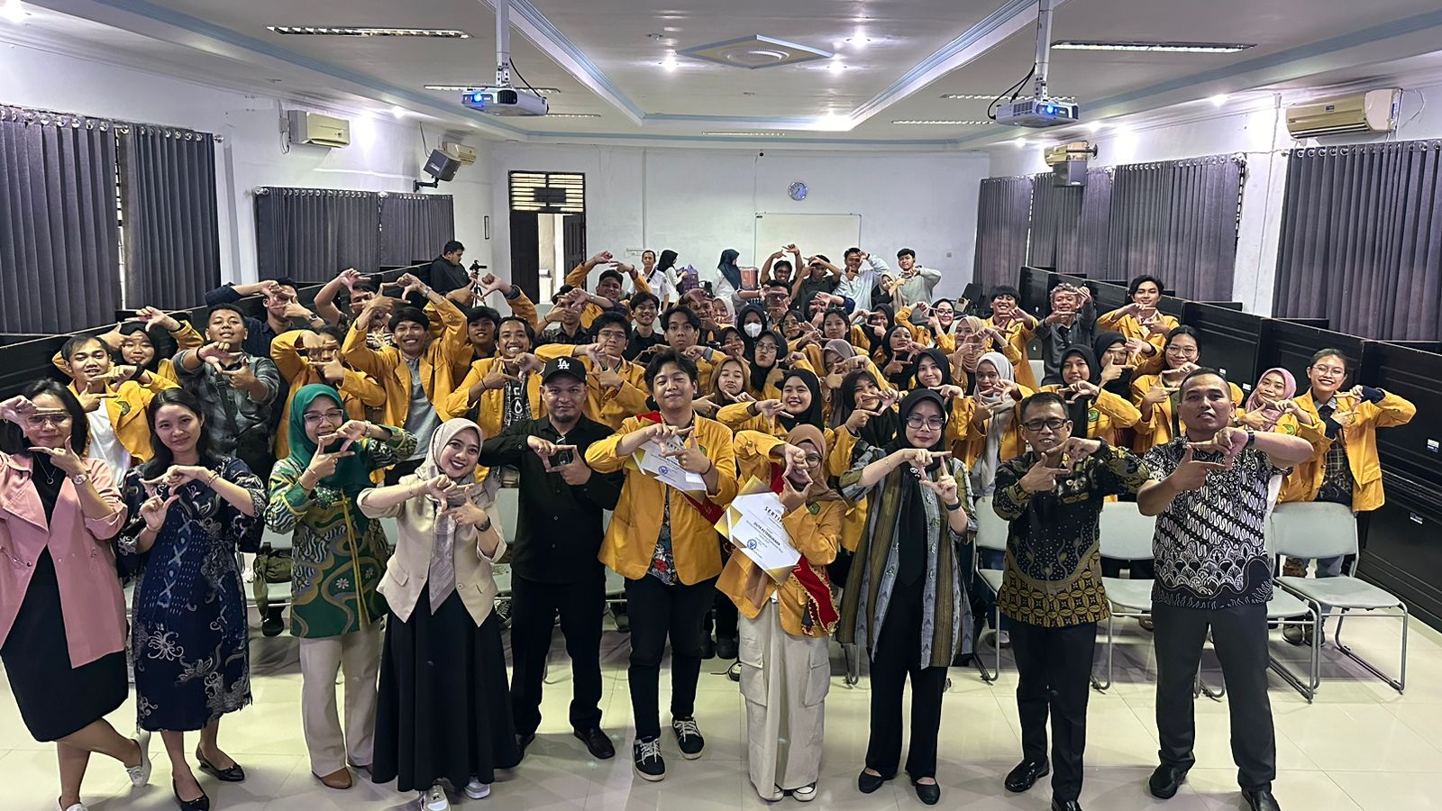 Foto bersama Komisi Informasi Kaltim dengan mahasiswa dan dosen Fisip Unmul.