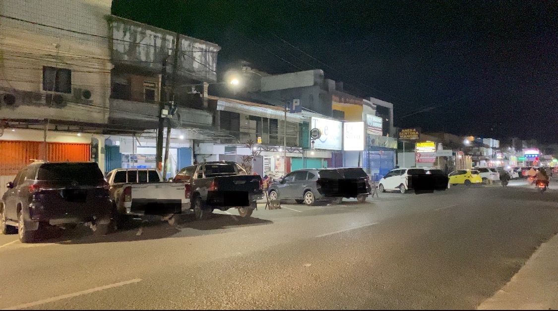 DITOLERANSI: Bagi masyarakat yang sudah mendaftar parkir berlangganan, diperbolehkan parkir kendaraan di tepi jalan sepanjang tidak ada rambu-rambu larangan dan tidak mengganggu hak pejalan kaki.