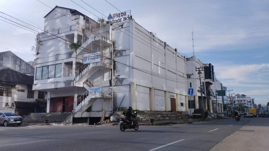 GALI POTENSI: Gedung eks Plaza 21 di Kecamatan Samarinda Kota sampai saat ini masih mangkrak karena pemkot belum memastikan rencana ke depan terhadap aset tersebut, Senin (6/5).