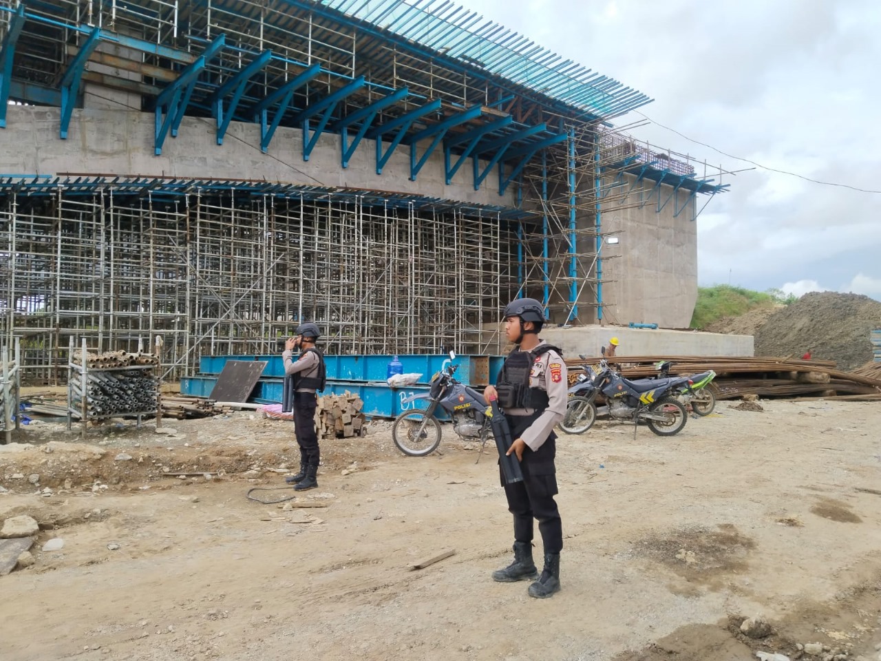 PENGAMANAN: Patroli pengamanan di kawasan pembangunan Bandara VVIP kawasan IKN.