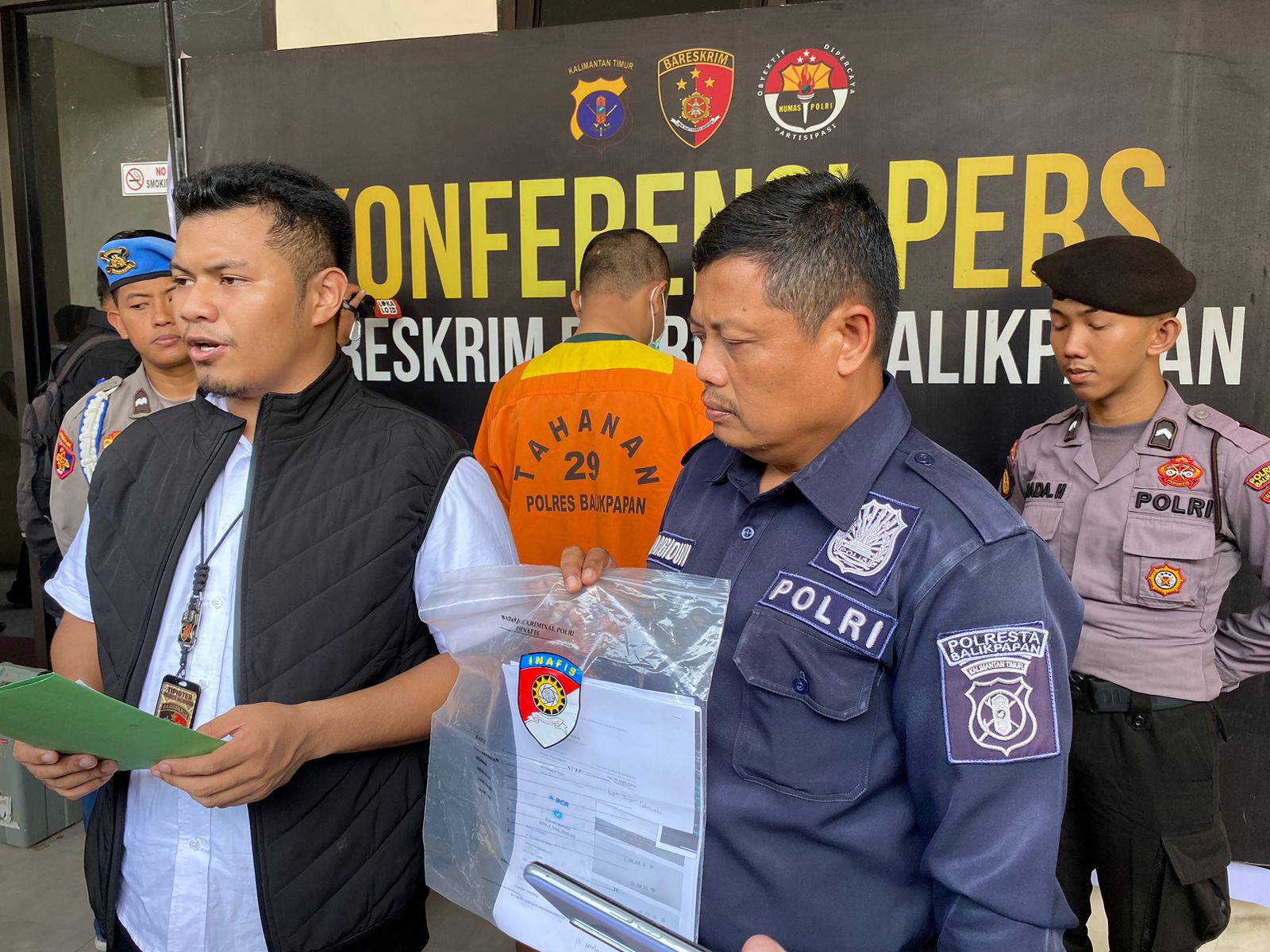 IPTU Wirawan Trisnadi saat rilis pengungkapan kasus penipuan di Mapolresta Balikpapan, Rabu (8/5/2024).